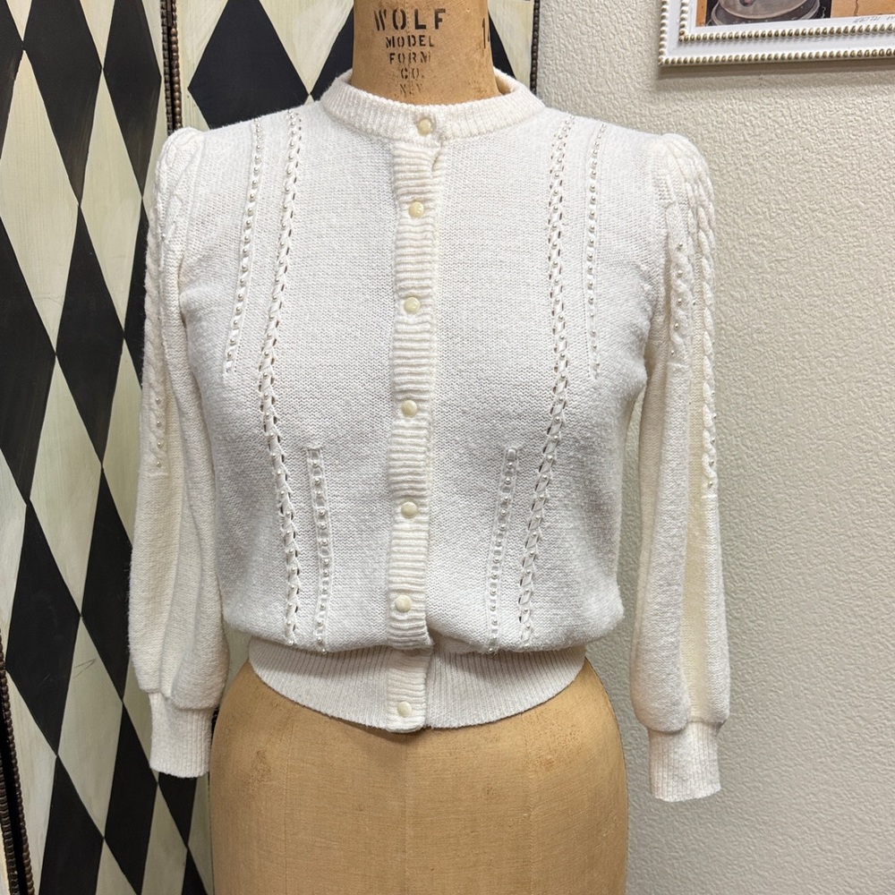 Pretty sweater girl piece with ribbon and pearl accents